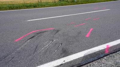 Der Schock sitzt noch bei den Rettern tief. Der schwere Verkehrsunfall auf der B 95 bei Annaberg-Buchholz am Mittwochnac-stock-foto