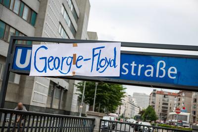Aus der Mohrenstra?e wird die George-Floyd-Stra?e, Aktivisten haben den Eingang zum U-Bahnhof Mohrenstra?e mit einem Pl-stock-foto