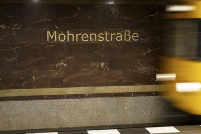 Der Berliner U-Bahnhof Mohrenstra?e soll k?nftig Glinkastra?e hei?en - diese Ank?ndigung hat der BVG harsche Kritik ein-stock-foto