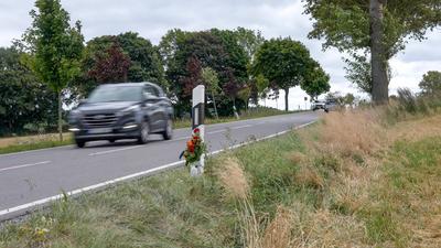 Der Schock sitzt noch bei den Rettern tief. Der schwere Verkehrsunfall auf der B 95 bei Annaberg-Buchholz am Mittwochnac-stock-foto
