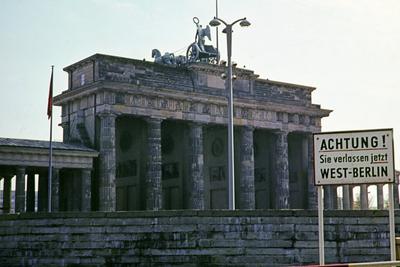 Berlin GER, Berlin,20150718, Aufnahme ca. 1968, Strassenzene, am Brandenburger Tor *** Berlin GER, Berlin,20150718, phot-stock-foto