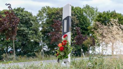 Der Schock sitzt noch bei den Rettern tief. Der schwere Verkehrsunfall auf der B 95 bei Annaberg-Buchholz am Mittwochnac-stock-foto