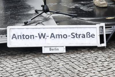 Umbenennung der Mohrenstrasse in Anton-Wilhelm Amo Strasse-stock-foto