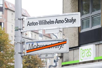 Umbenennung der Mohrenstrasse in Anton-Wilhelm Amo Strasse-stock-foto