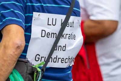 Ludwigshafen: Kundgebung von Joachim Paul (AfD) in Ludwigshafen-Oggersheim***Bild: Schild mit der Aufschrift LU KLAUT DE-stock-foto