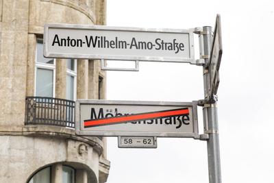 Umbenennung der Mohrenstrasse in Anton-Wilhelm Amo Strasse-stock-foto