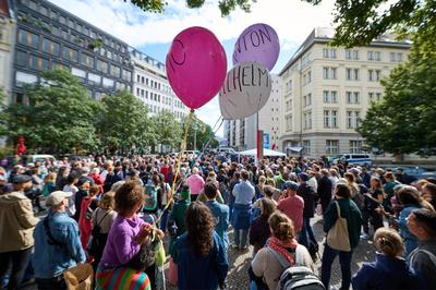 Strassenfest zur Umbenennung der Mohrenstraße in Anton-Wilhelm-Amo-Straße-stock-foto
