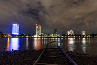 Post Tower Bonn leuchtet blau ? 75 Jahre THW  - 22.08.2025-stock-foto