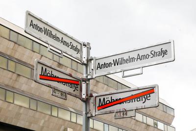 Umbenennung der Mohrenstrasse in Anton-Wilhelm Amo Strasse-stock-foto