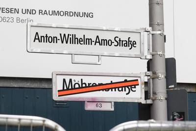 Umbenennung der Mohrenstrasse in Anton-Wilhelm Amo Strasse-stock-foto