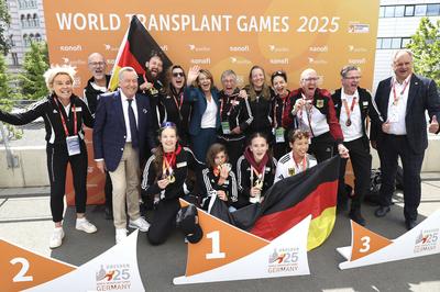 Liz Schick, Roland Kaiser, Elke B?denbender und Dirk Hilbert mit den Medaillengewinnern-stock-foto