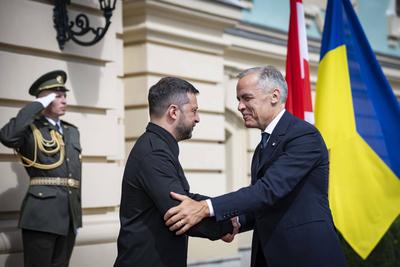 Ukrainian President Volodymyr Zelenskyy Welcomes Canadian Prime Minister Mark Carney-stock-foto