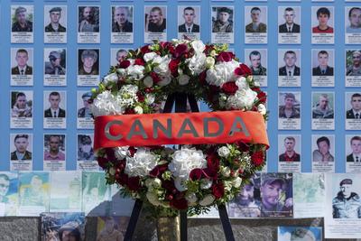 Ukrainian President Volodymyr Zelenskyy And Canadian Prime Minister Carney Honor Fallen Defenders-stock-foto