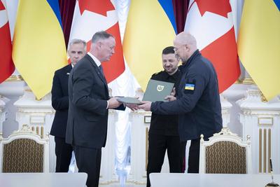 Ukrainian President Zelenskyy And Canadian Prime Minister Carney Signing Ceremony-stock-foto