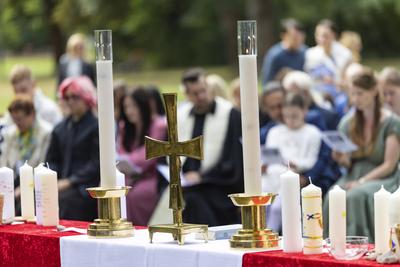 Taufgottesdienst im Fluss Gera 2025-stock-foto
