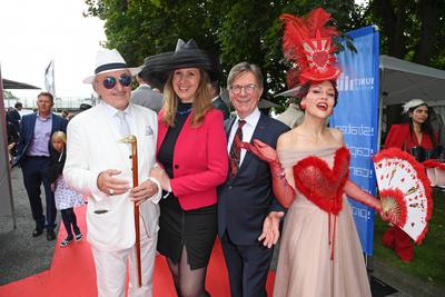 Lo Graf von Blickensdorf, Manuela Schikorsky, Arno Funke, Pauline Stolze beim AUDI ASCOT RENNTAG 2025 auf der Galopprenn-stock-foto