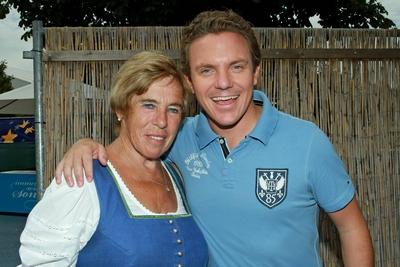 Bildnummer: 60369384  Datum: 18.08.2013  Copyright: imago/STAR-MEDIAARD - Immer wieder Sonntags. Moderator Stefan Mross und seine Mutter Stephanie am Rande der ARD - Unterhaltungsshow Immer wieder Sonntags am 18.08.2013 im Europapark Rust. Entertainment People x1x xkg 2013 quer Aufmacher 2013 Portrait Portraits quer Querformat ARD Baden-W?rttemberg das erste Deutschland Fernsehen Fernsehshow Kultur Kunst live Livesendung Musik Person Personen Rust Schlager Show TV Unterhaltung Volksmusik  o0 Familie, privat 60369384 Date 18 08 2013 Copyright Imago Star Media ARD Always again Sundays presenter Stefan Mross and his Mother Stephanie at Edge the ARD Entertainment show Always again Sundays at 18 08 2013 in Europa Park Rust Entertainment Celebrities x1x xkg 2013 horizontal Highlight 2013 Portrait Portraits horizontal Landscape ARD bath Wuerttemberg the First Germany Television TV Culture Art Live Live broadcast Music Person People Rust Schlager Show TV Entertainment Folk music o0 Family private-stock-foto