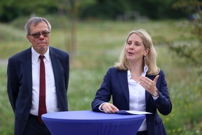 Verena Hubertz ?bergibt F?rderscheck in Potsdam-stock-foto