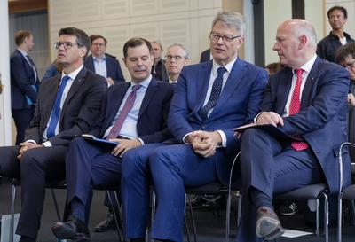 Zuschlag f?r Neubau Ringbahnbr?cke erteilt-stock-foto