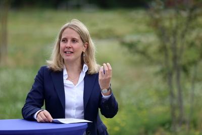 Verena Hubertz ?bergibt F?rderscheck in Potsdam-stock-foto