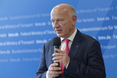 Zuschlag f?r Neubau Ringbahnbr?cke erteilt-stock-foto