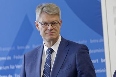 Zuschlag f?r Neubau Ringbahnbr?cke erteilt-stock-foto