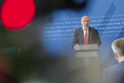 Zuschlag f?r Neubau Ringbahnbr?cke erteilt-stock-foto