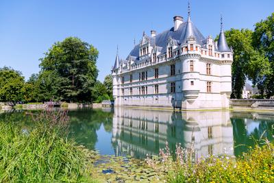 Wasserschloss Chateau d Azay-le-Rideau mit Wasserspiegelung in Azay.le-Ridaeu, Tal der Loire, Indre-et-Loire, Frankreich-stock-foto