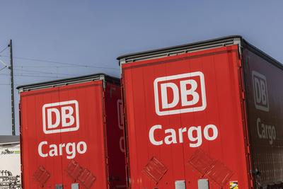 Fahrzeugcontainer von DB Cargo Full Load Solutions. Abgestellt auf einem Parkplatz in Karlsruhe. // 13.08.2025. Karlsruh-stock-foto