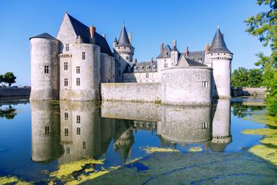 Wasserschloss Chateau de Sully-sur-Loire mit Wasserspiegelung in Sully-sur-Loire im Tal der Loire, Loiret, Frankreich **-stock-foto