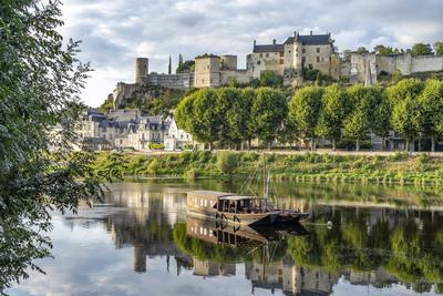 Chinon Stadtansicht mit Burg und Fluss Vienne, Chinon, Frankreich Cityscape with Vienne river and the castle in Chinon,-stock-foto