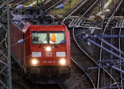 Rangierbahnhof Halle Halle, 04.09.2023 - DB Cargo Lokomotive der Baureihe 185 im DB Cargo Rangierbahnhof Halle. Halle Sa-stock-foto