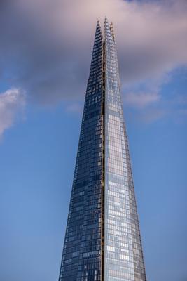 LONDON, UK - AUGUST 5, 2025 - Die Shard durchdringt den Londoner Himmel mit vorbeiziehenden Wolken-stock-foto
