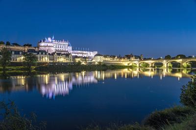 Schloss Amboise Die Loire und Schloss Amboise in der Abendd?mmerung, Amboise, Frankreich The Ch?teau d Amboise and the r-stock-foto
