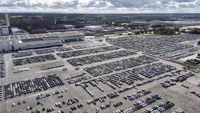 Volkswagen Volkswagen Neuwagen stehen auf einem Parkplatz am Volkswagen Werk, Wolfsburg, 29.09.2024. Der Volkswagen-Konz-stock-foto