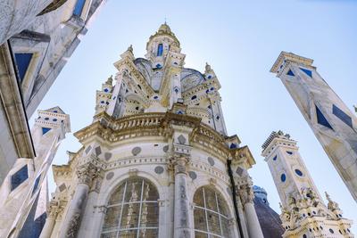 Schloss Chambord (Chateau de Chambord), oberer Abschluss der doppell?ufigen Wendeltreppe mit T?rmchen, Kaminen und ?ppig-stock-foto