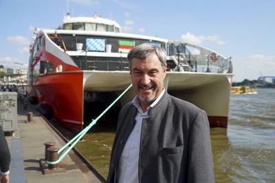 cntv Markus Soeder ,ein Bayer auf dem Weg nach Helgoland der Bayerische Ministerpraesident Markus Soeder faehrt mit dem Halunder Jet zur Hochseeinsel Helgoland 26.08.2025 Hamburg Abfahrt von den Hamburger Landungsbr?cken mit einer Sonderfahrt Soeder wurde vom Buergermeister von Helgoland Thorsten Pollmann auf einen Besuch der Insel Helgoland eingeladen Hamburg Deutschland *** cntv Markus Soeder ,a Bavarian on his way to Helgoland the Bavarian State Premier Markus Soeder travels with the Halunder Jet to the high sea island Helgoland 26 08 2025 Hamburg Departure from the Hamburg Landungsbr?cken with a special trip Soeder was invited by the mayor of Helgoland Thorsten Pollmann to visit the island of Helgoland Hamburg Germany-stock-foto