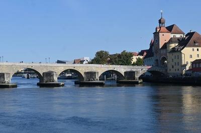 Stadt Regensburg - an der Donau. Blick auf die Steinerne Br?cke *** City of Regensburg on the Danube View of the Stone B-stock-foto