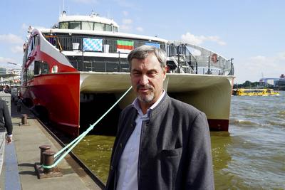 cntv Markus Soeder ,ein Bayer auf dem Weg nach Helgoland der Bayerische Ministerpraesident Markus Soeder faehrt mit dem Halunder Jet zur Hochseeinsel Helgoland 26.08.2025 Hamburg Abfahrt von den Hamburger Landungsbr?cken mit einer Sonderfahrt Soeder wurde vom Buergermeister von Helgoland Thorsten Pollmann auf einen Besuch der Insel Helgoland eingeladen Hamburg Deutschland *** cntv Markus Soeder ,a Bavarian on his way to Helgoland the Bavarian State Premier Markus Soeder travels with the Halunder Jet to the high sea island Helgoland 26 08 2025 Hamburg Departure from the Hamburg Landungsbr?cken with a special trip Soeder was invited by the mayor of Helgoland Thorsten Pollmann to visit the island of Helgoland Hamburg Germany-stock-foto
