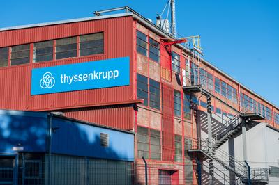 Schild Marine System Standort Kiel der Marineschiffbau Firma ThyssenKrupp *** Shield Marine System Location Kiel of the-stock-foto