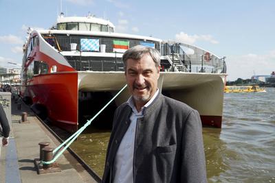 cntv Markus Soeder ,ein Bayer auf dem Weg nach Helgoland der Bayerische Ministerpraesident Markus Soeder faehrt mit dem Halunder Jet zur Hochseeinsel Helgoland 26.08.2025 Hamburg Abfahrt von den Hamburger Landungsbr?cken mit einer Sonderfahrt Soeder wurde vom Buergermeister von Helgoland Thorsten Pollmann auf einen Besuch der Insel Helgoland eingeladen Hamburg Deutschland *** cntv Markus Soeder ,a Bavarian on his way to Helgoland the Bavarian State Premier Markus Soeder travels with the Halunder Jet to the high sea island Helgoland 26 08 2025 Hamburg Departure from the Hamburg Landungsbr?cken with a special trip Soeder was invited by the mayor of Helgoland Thorsten Pollmann to visit the island of Helgoland Hamburg Germany-stock-foto