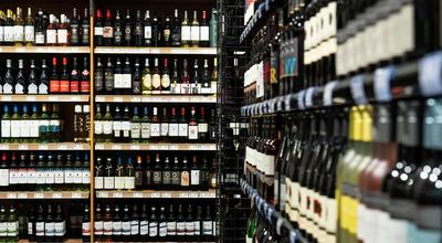 Verschiedene Weine werden in einer Edeka Filiale in der Weinabteilung zum Verkauf angeboten. Rottweil Baden-W?rttemberg-stock-foto