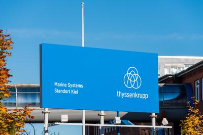 Schild Marine System Standort Kiel der Marineschiffbau Firma ThyssenKrupp *** Shield Marine System Location Kiel of the-stock-foto