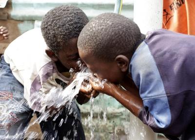 Vereinte Nationen erkl?ren Wasser zum Menschenrecht, 10. Jahrestag am 28. Juli Wasserversorgung in Kinsenyi, einer infor-stock-foto