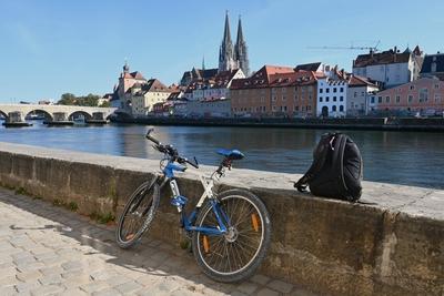 Bike- bzw Fahrrad-Tour in die Stadt Regensburg - an der Donau. Blick auf den Dom und die Steinerne Br?cke *** Bike or bi-stock-foto
