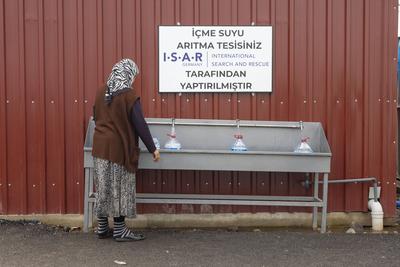 Erdbeben Tuerkei 05022024 - Eine Aufbereitungsanlage fuer Trinkwasser, in einem Container Camp fuer die Menschen, die we-stock-foto