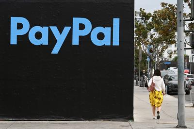 Passers-by in front of a large PayPal logo, Hollywood, Los Angeles, California, USA *** Passers by in front of a large P-stock-foto