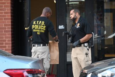 Man fatally shot in the back in broad daylight in the area of east 176 street and anthony avenue within the confines of the 46 precinct in bronx, new york-stock-foto