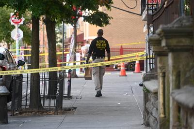 Man fatally shot in the back in broad daylight in the area of east 176 street and anthony avenue within the confines of the 46 precinct in bronx, new york-stock-foto