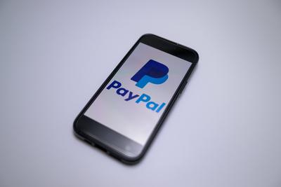 PayPal-App auf Smartphone ? Symbol digitaler Zahlungssicherheit-stock-foto